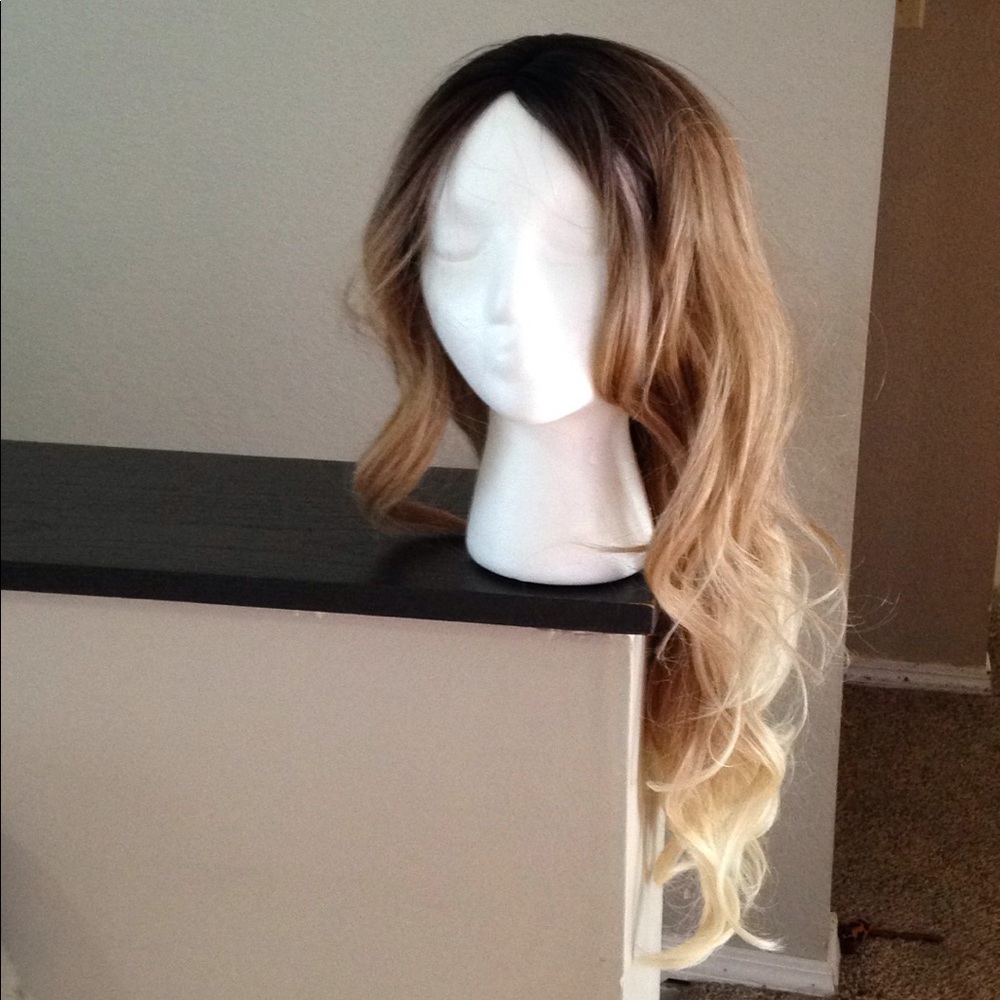 OneDor gradient blonde wavy wig from Amazon